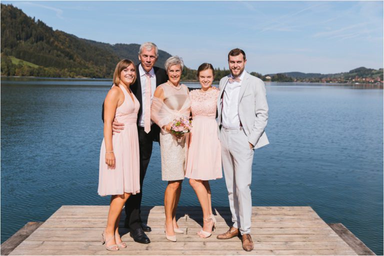 Familienportrait auf einem Steg am Schliersee