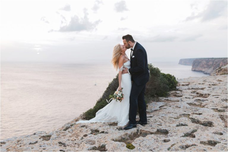 Brautpaar küsst sich an der Steilküste