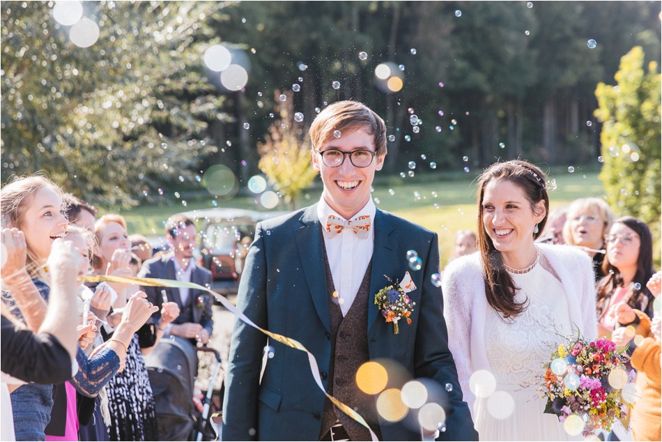 Brautpaar wird empfangen mit vielen Seifenblasen