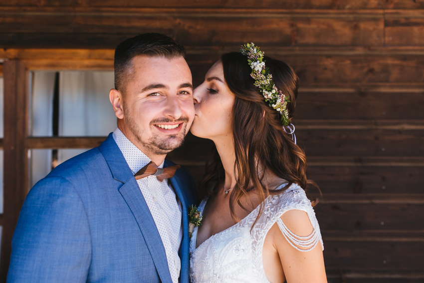 Braut küsst ihren Mann auf die Backe