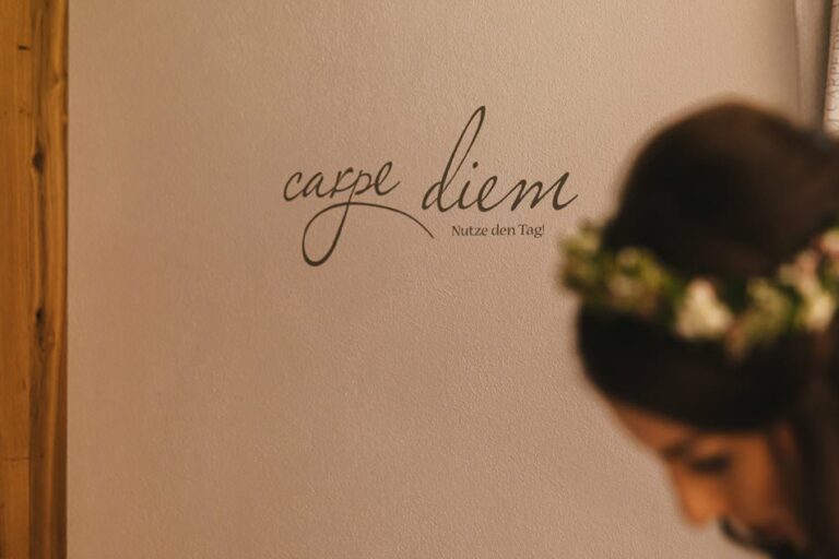 Carpie Diem an der Wand als Logo
