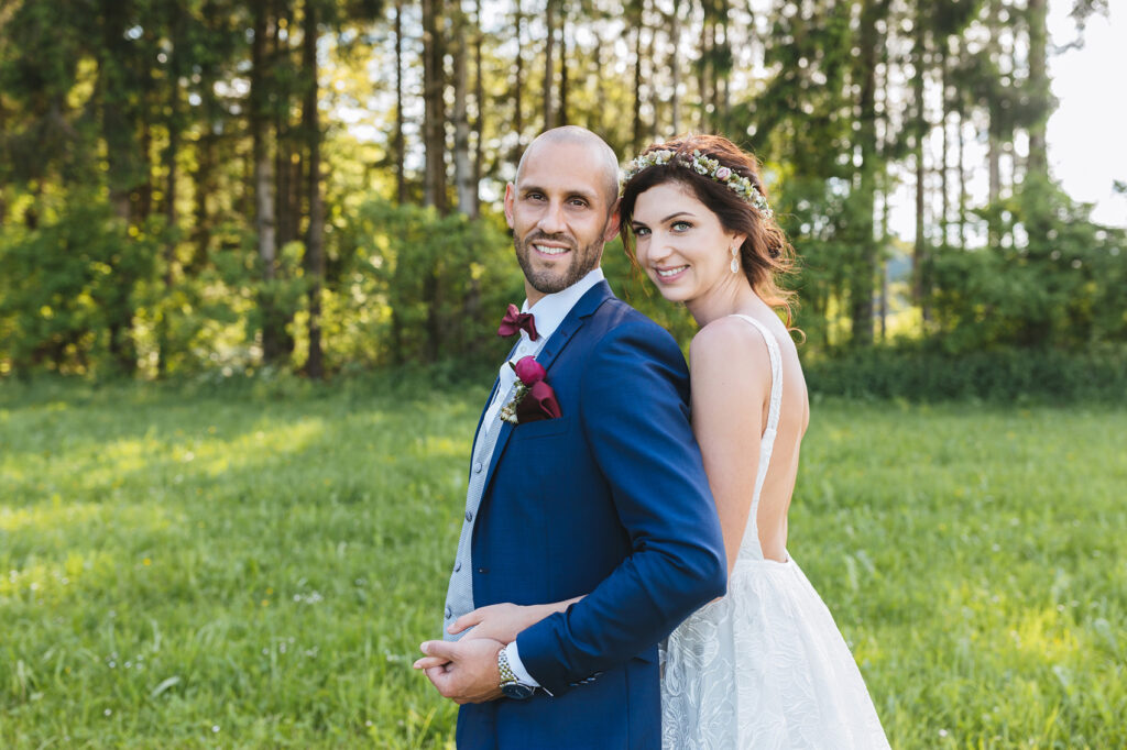 Brautpaarfoto auf einer Wiese im Sommer