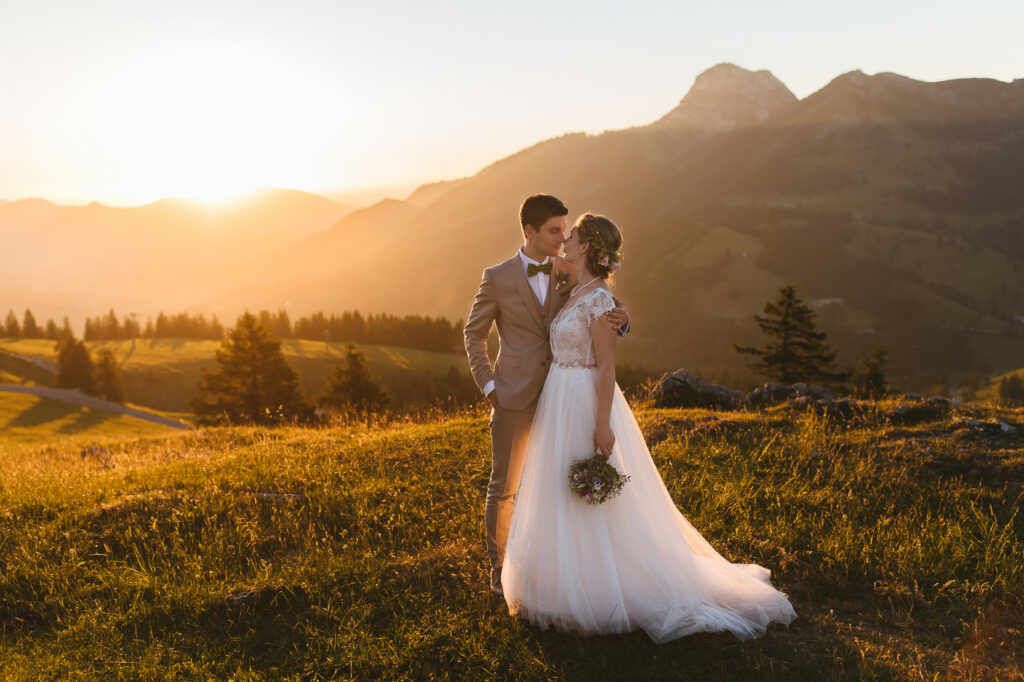 Brautpaar bei Abendsonne auf der Speckalm