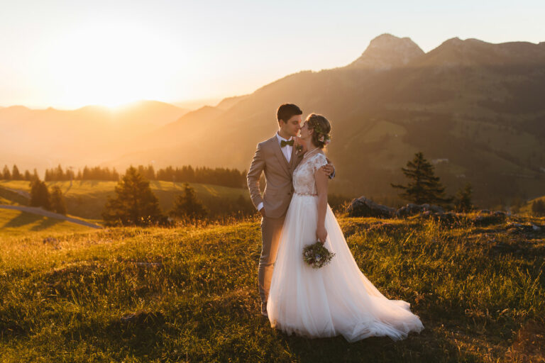 Brautpaar bei Abendsonne auf der Speckalm