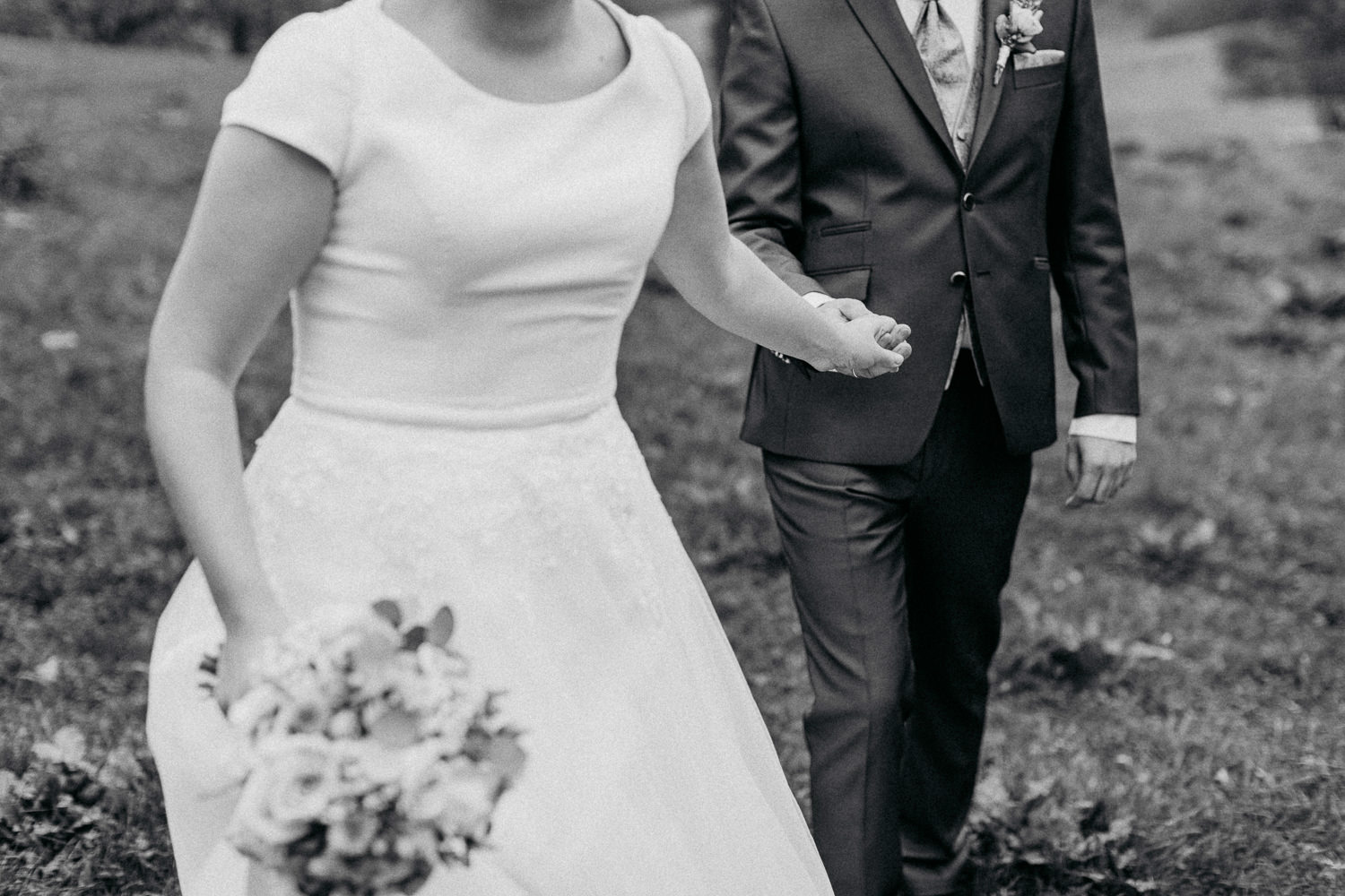 Braut zieht Bräutigam mit sich, Nahaufnahme