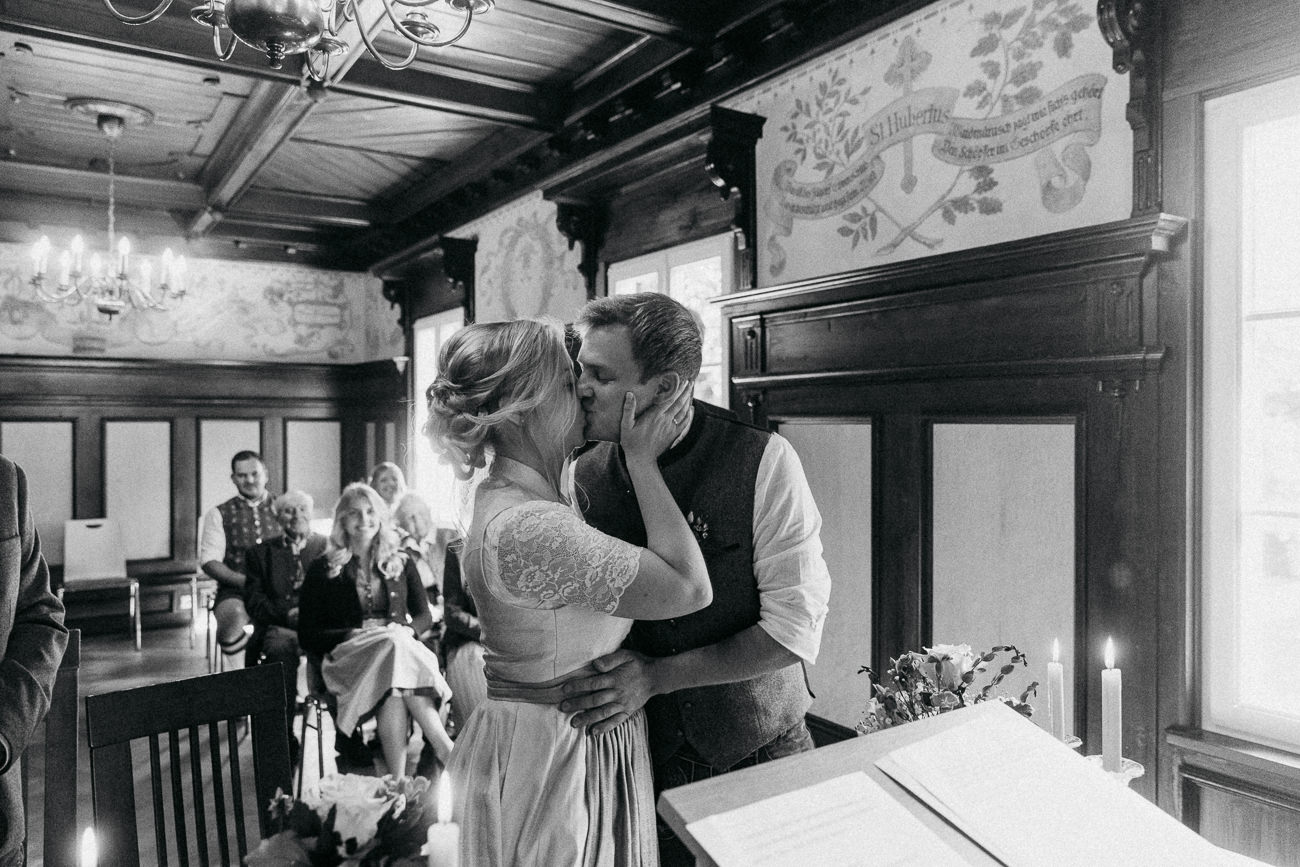 Brautpaar bei ihrer standesamtlichen Trauung küsst sich im Jagdhaus Eicherloh