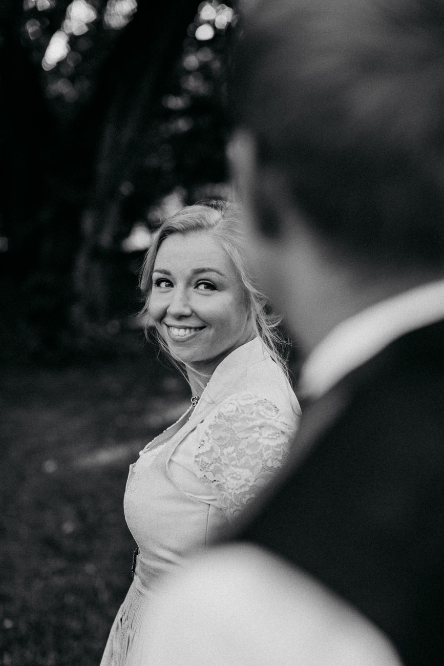 Braut schaut verliebt ihren Mann an