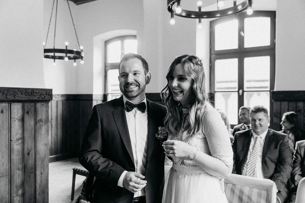 Brautpaar lacht im Standesamt