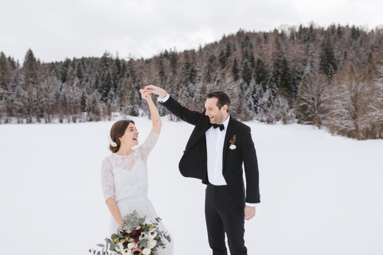 Brautpaar tanzt im Schnee am Hasenöhrl-Hof