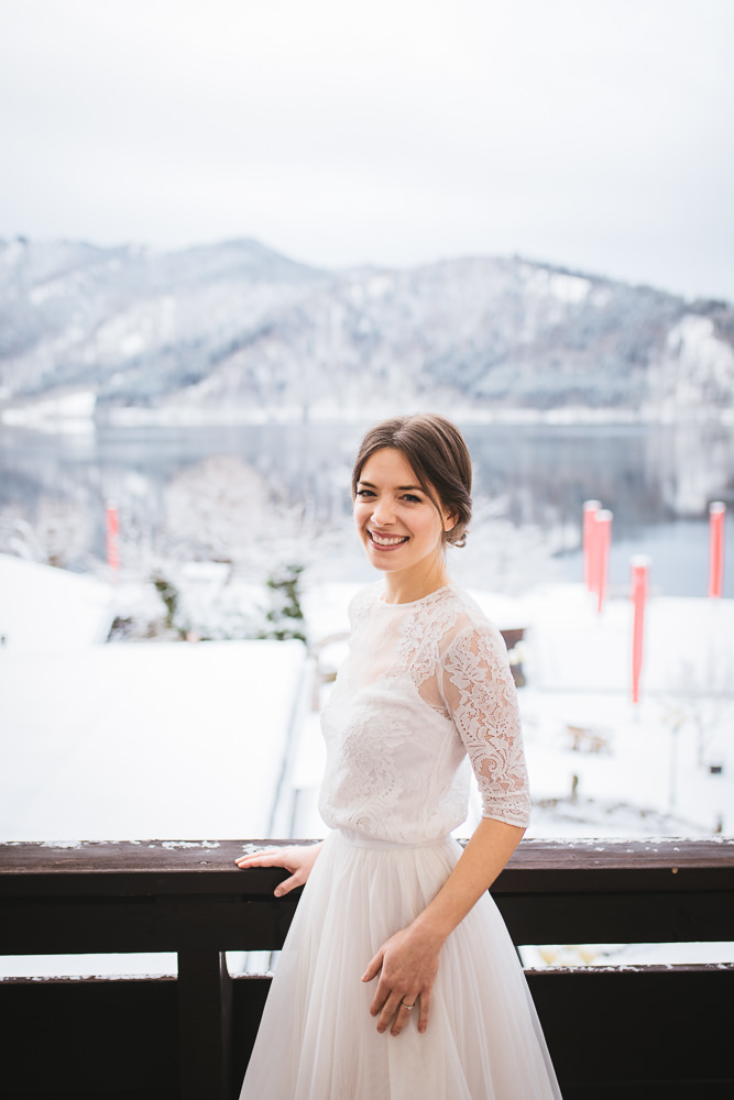 Braut beim Getting Ready am Schliersee im Winter