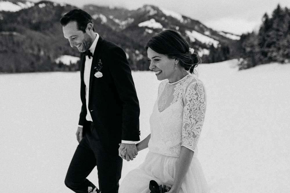 Brautpaar im Winter laufend vor dem Wendelstein