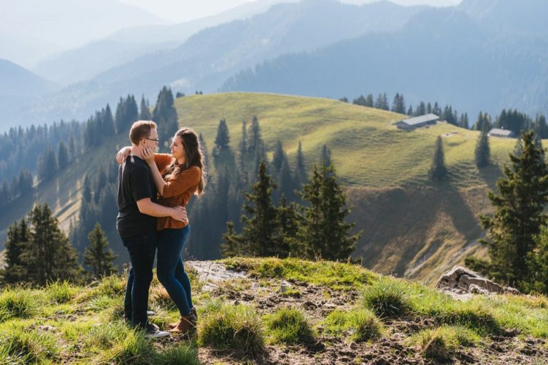 Paar steht inmitten von Bergen