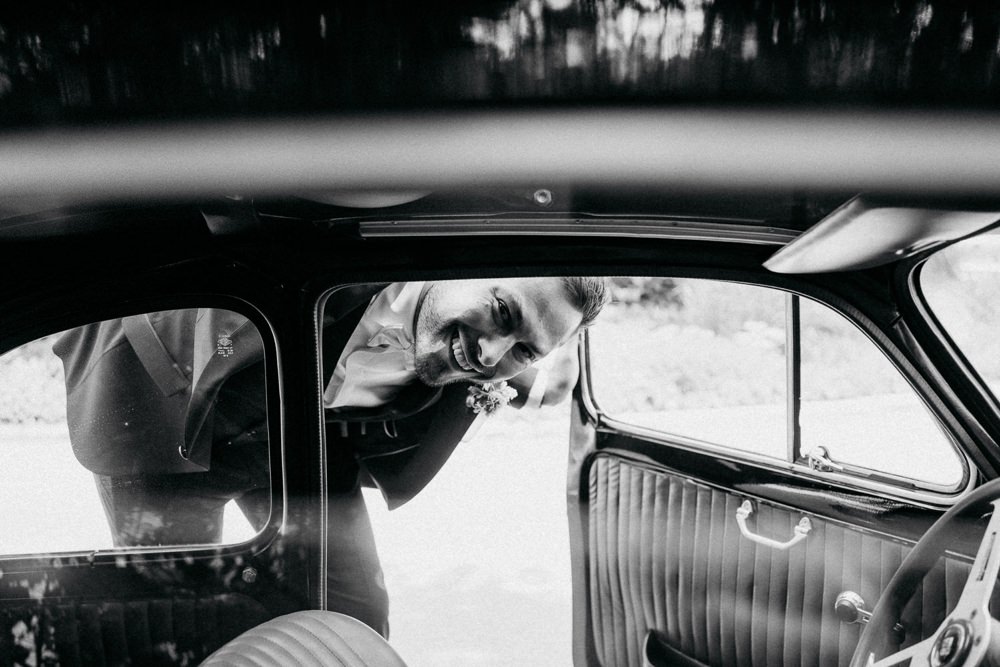 Bräutigam schaut ins Brautauto