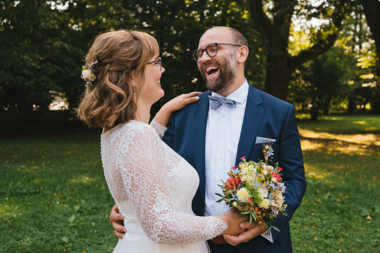 Brautpaar lacht sich strahlend an