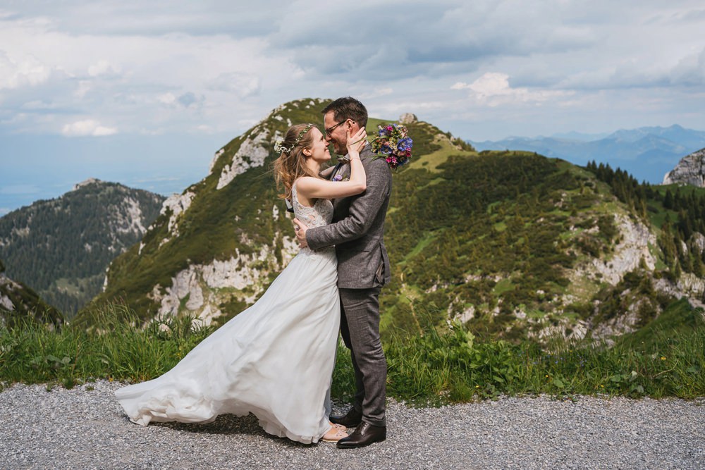 Brautpaar mit wehendem Kleid im Wind am Wendelstein
