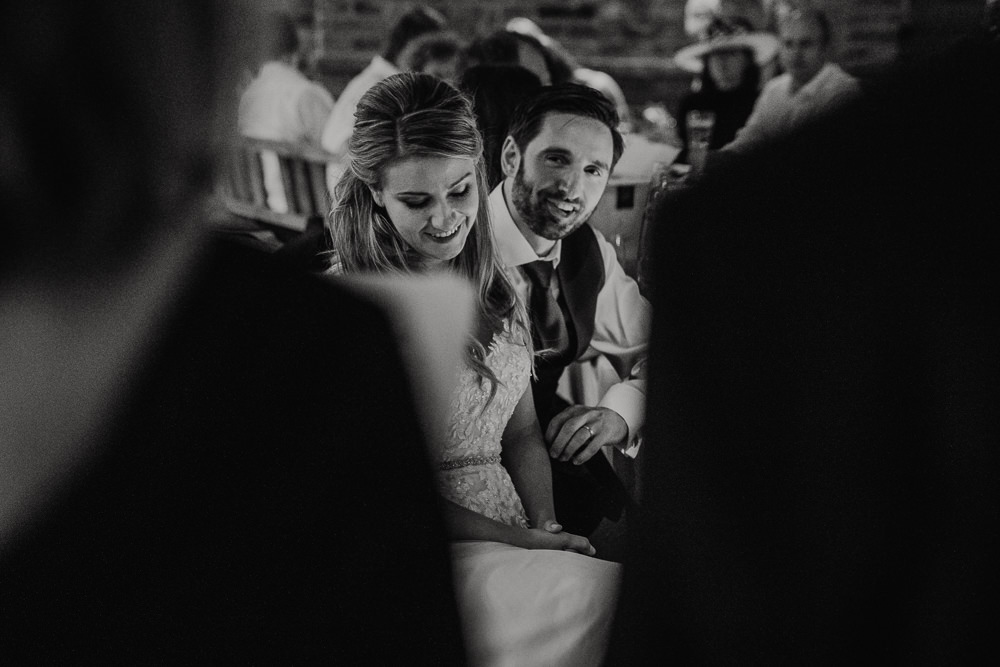 Brautpaar hört Rede der Brauteltern am Abend