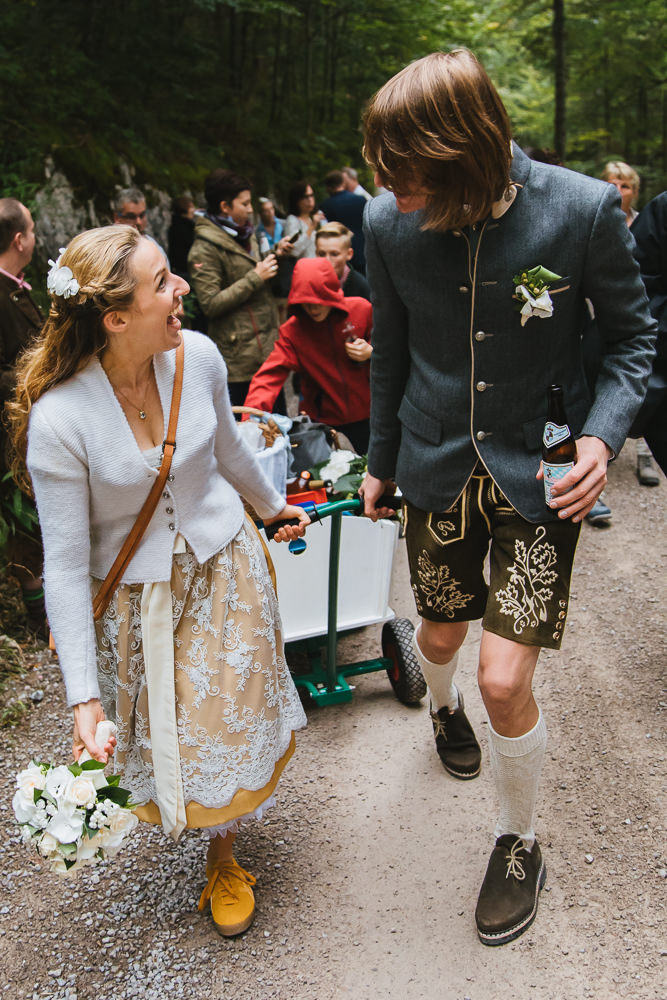 Brautpaar in Tacht zieht Bollerwagen