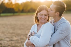 Verlobungsfotos im Herbst bei Abendsonne